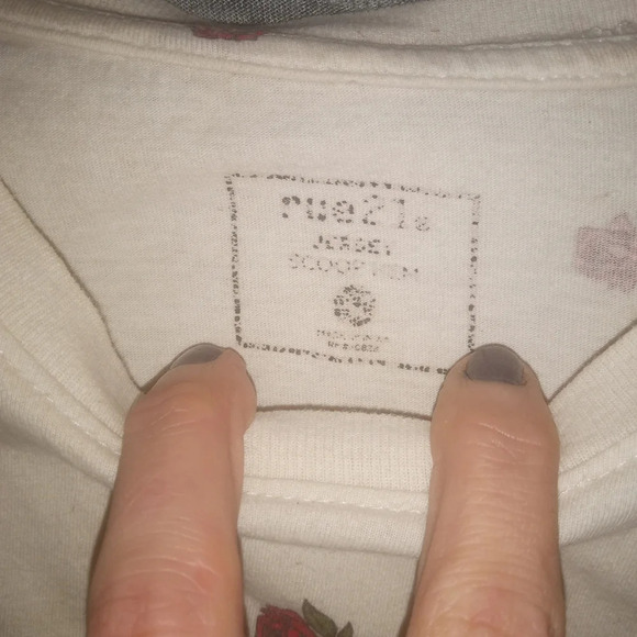 Rue 21 White Tee with Roses Jersey Scoop Hem sz L - Picture 5 of 6